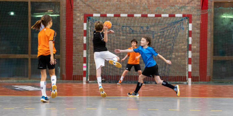 Juego de handball con diferentes pelotas para estimular el control y el compañerismo