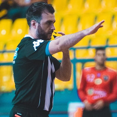 Juego pasivo en Handball - el árbitro considera el tiempo necesario y la actitud del equipo al no atacar