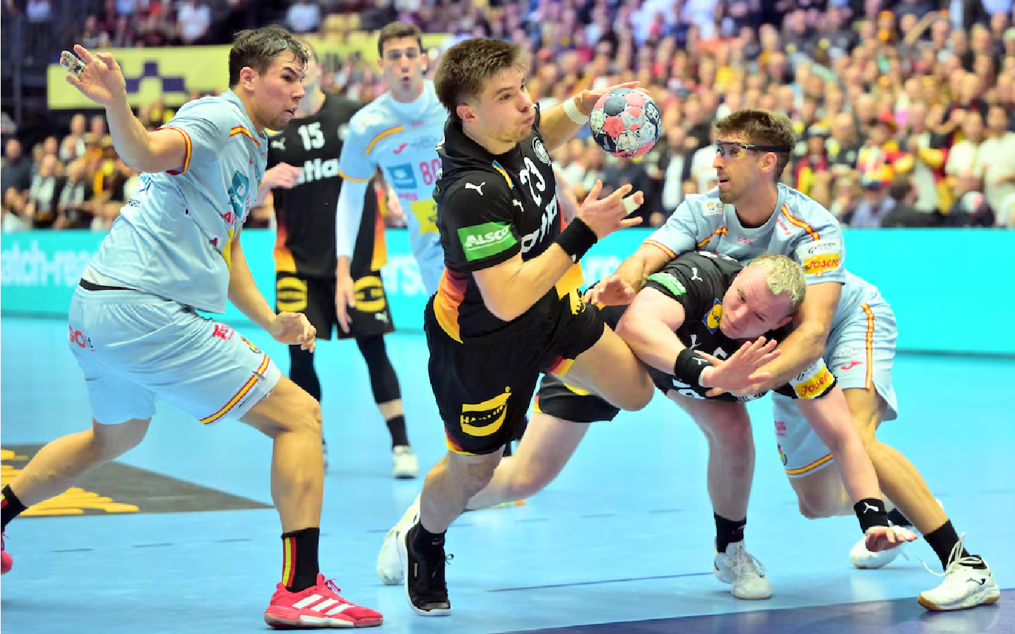 ¿Por qué el handball profesional no se juega con ropa convencional? La ciencia del parqué 1 Zapatillas de Handball, un elemento escencial en el deporte